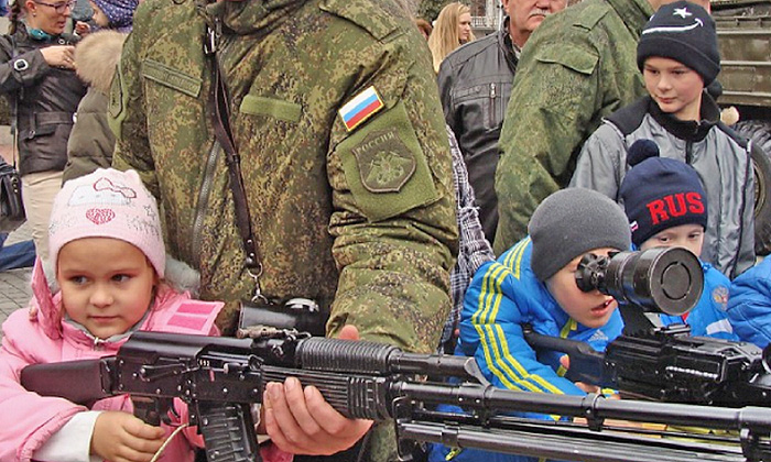 Агресивна пропаганда окупантів задурманює кримчан змалечку. Фото з сайту pravda.com