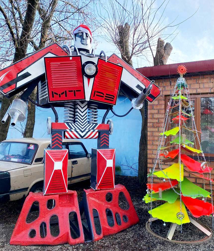 Новий арт-обєкт встановили на прохідній Миколаївського тепловозоремонтного заводу. Фото надане автором