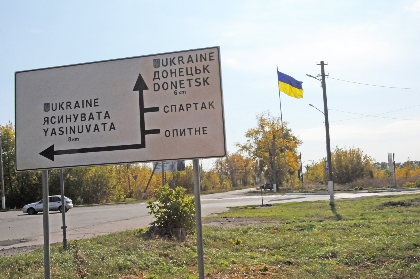 Донецьк, Ясинувата, як нагадує цей вказівник, — Україна! Скоро будемо там, впевнені захисники Авдіївки. Фото автора