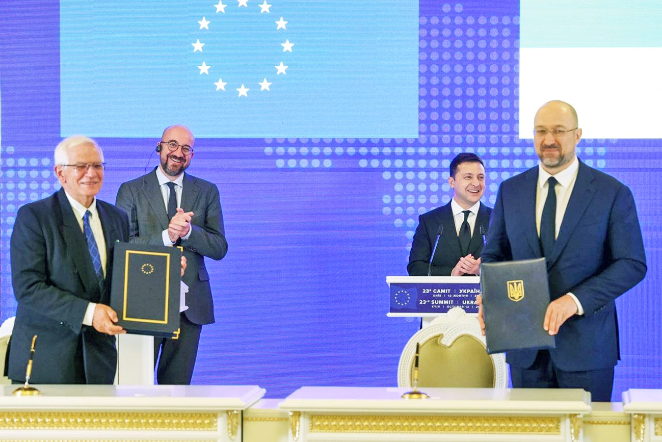 Угоду між Україною та ЄС про Спільний авіаційний простір підписали Прем’єр-міністр Денис Шмигаль і Посол в Україні головуючої в Раді ЄС Республіки Словенія Томаж Менцін (ліворуч). Фото з Урядового порталу