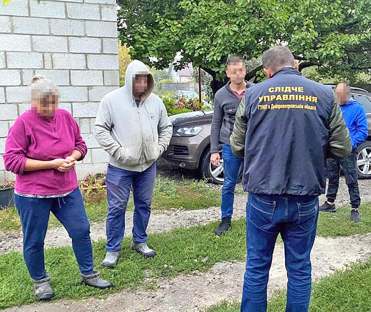 Наприкінці вересня на Дніпропетровщині співробітники міграційної поліції звільнили із трудового рабства 60 наших співгромадян, яких вербували зі всіх областей для роботи на сільгоспугіддях. Фотоз сайту  ukrinform.com