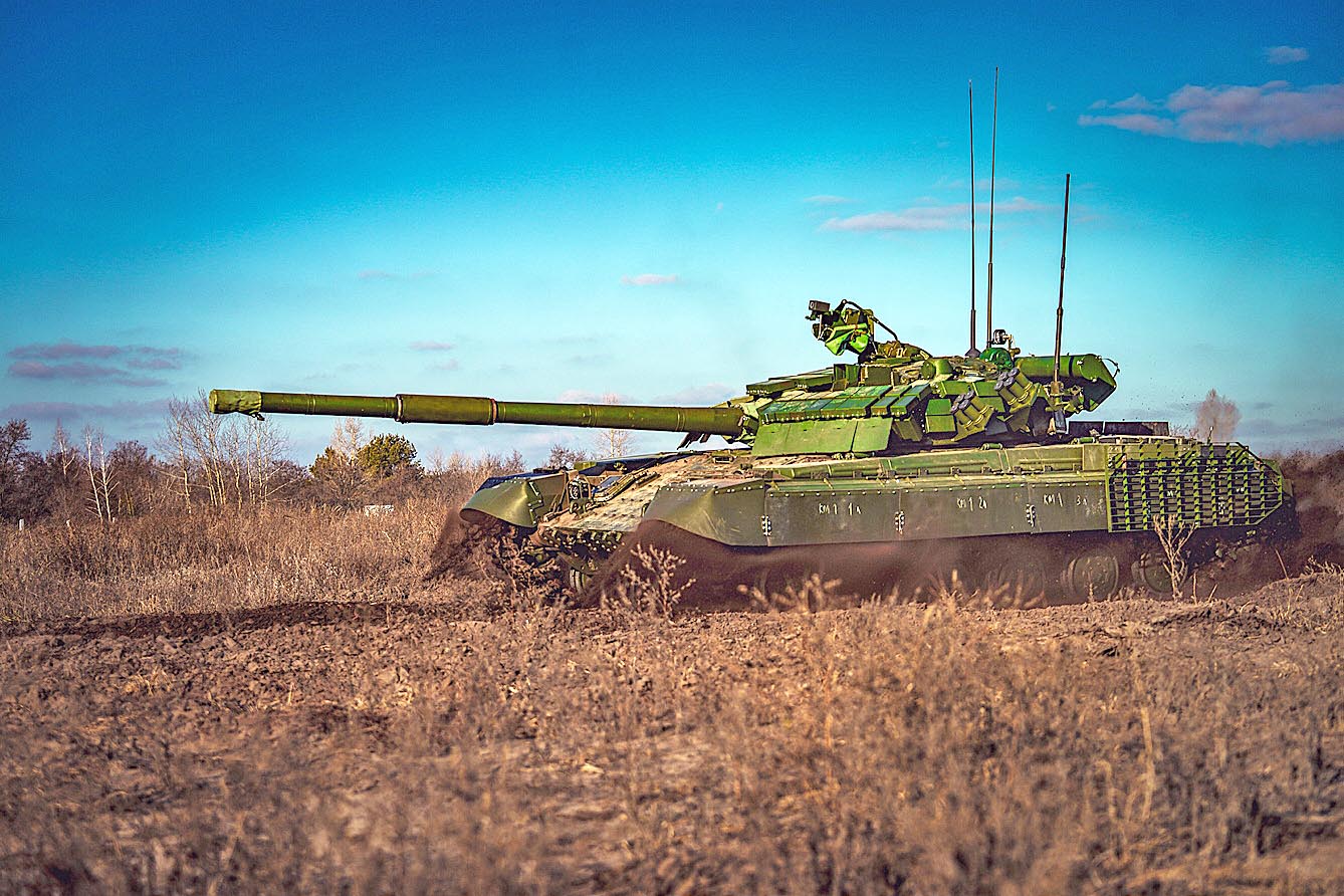 Модернізований командирський танк Т-64БВК  під час  польових випробувань. Фото з архіву ХБТЗ