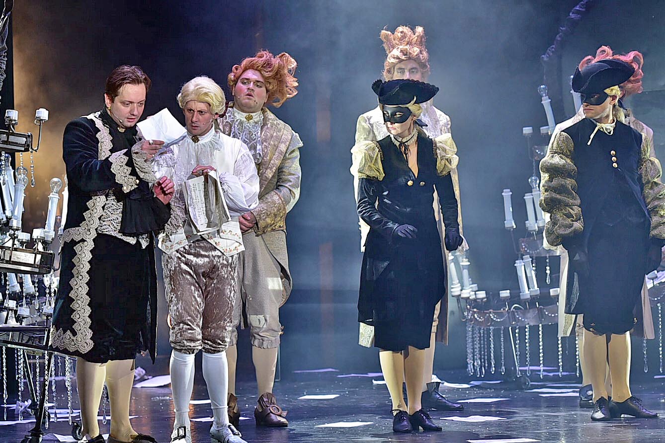 Сальєрі у виконанні Марка Дробота (ліворуч) та Моцарт у виконанні Дмитра Вівчарюка тримають драматизм вистави на високому рівні. Фото з сайту facebook.com.operetta.kiev1