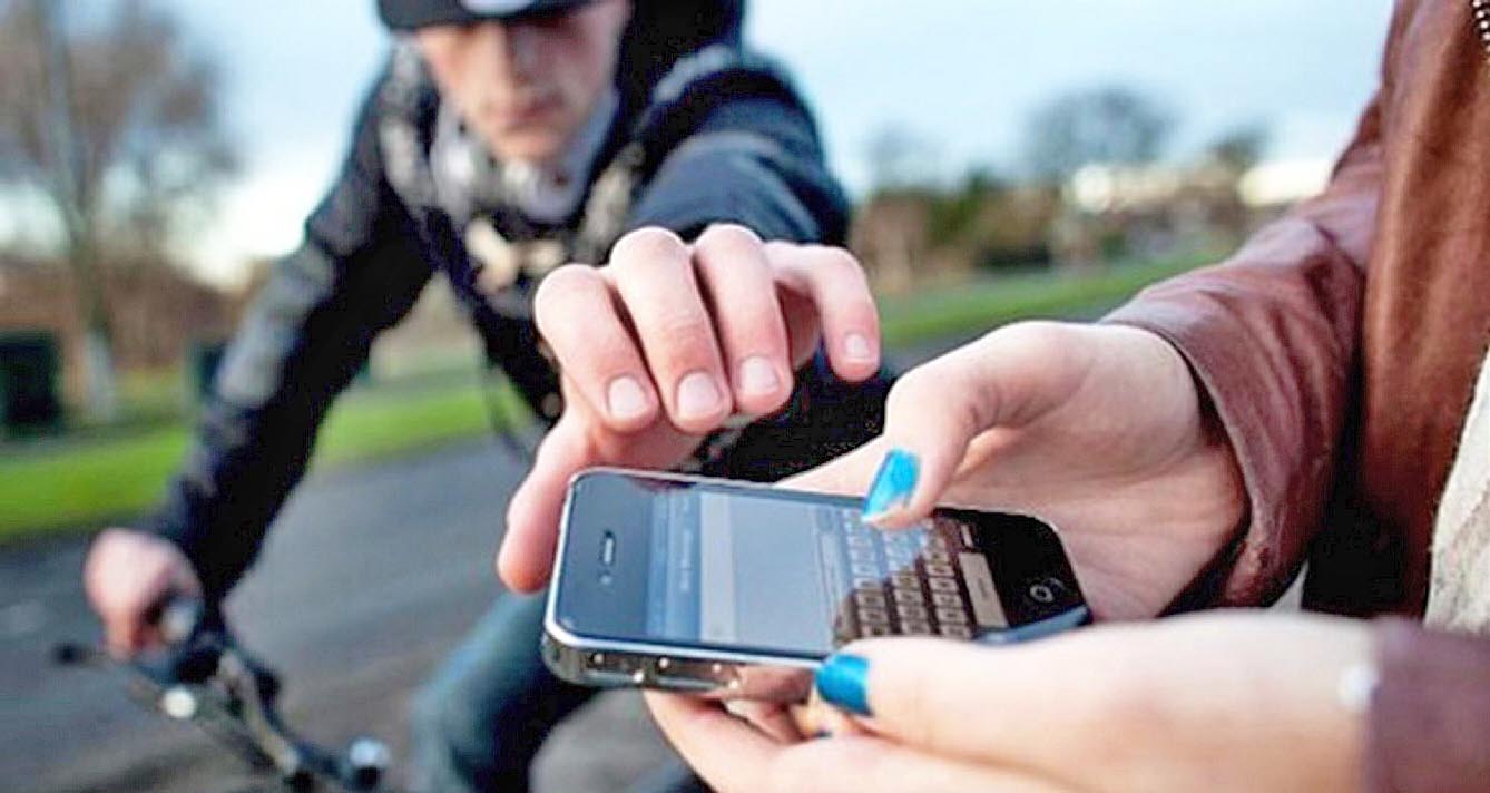 Смартфон усе ще залишається бажаною здобиччю для крадіїв, особливо коли його власник не може захистити себе. Фото з сайту diariolibre.com