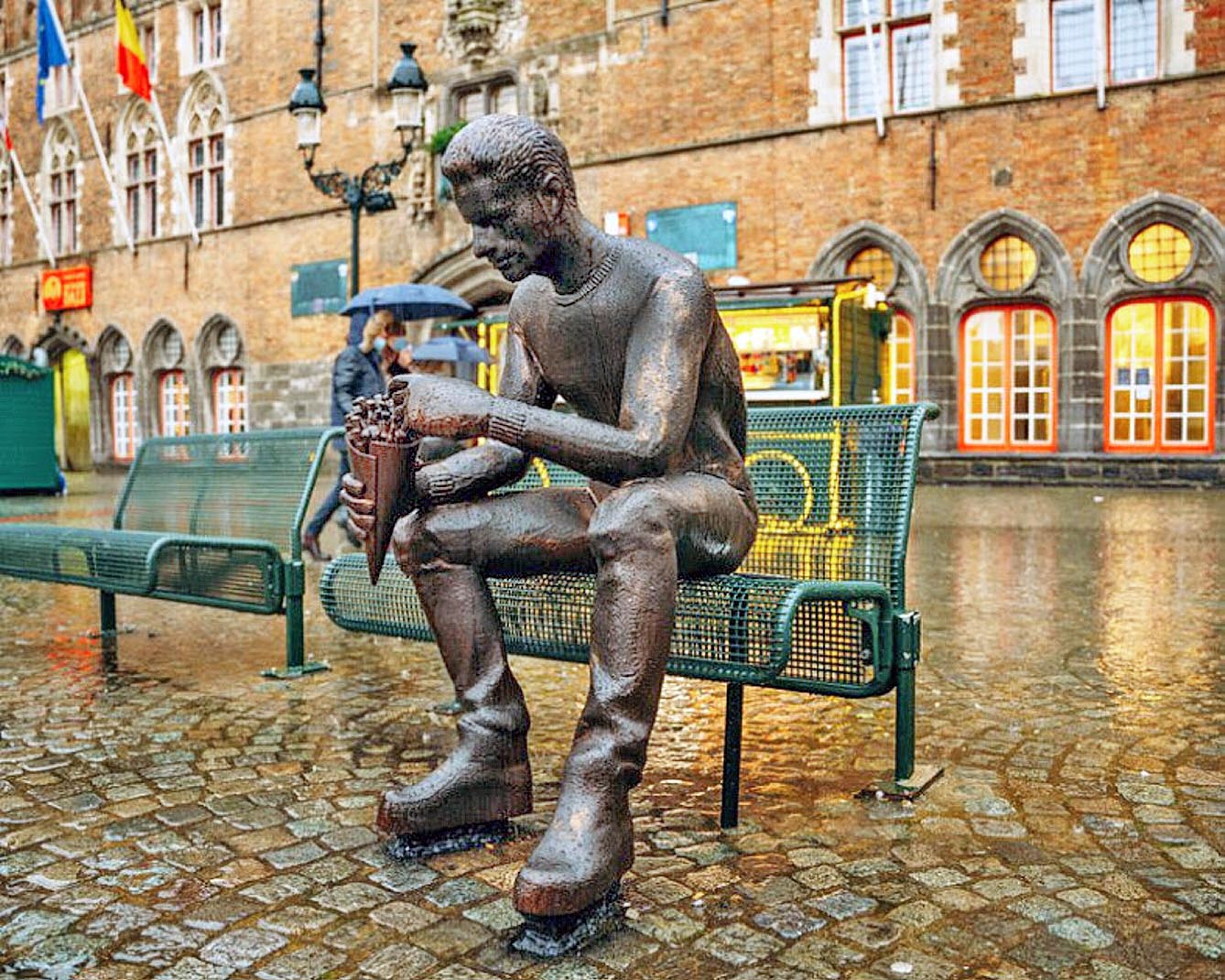 На Ринковій площі міста Брюгге з’явилася скульптура De Frieteters — «Їдець картоплі фрі». Фото з сайту potatoes.news
