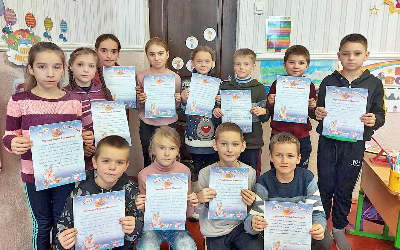 Учні Підлозцівського ліцею заздалегідь написали листи святому Миколаєві. Фото надав автор