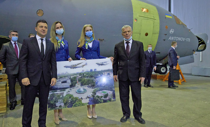 ДХ «Антонов» нарешті отримав (уперше за 15 років!) державне замовлення на виготовлення трьох Ан-178. Фото з сайту president.gov.ua