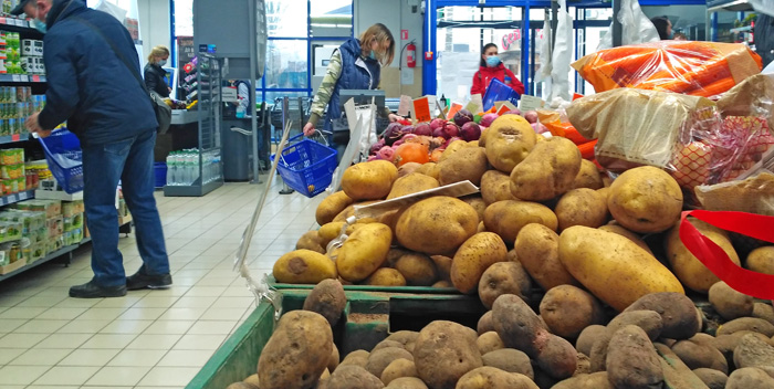 Українці звикли ходити по покупки щодня і роблять так попри карантинні обмеження. Фото Володимира ЗАЇКИ