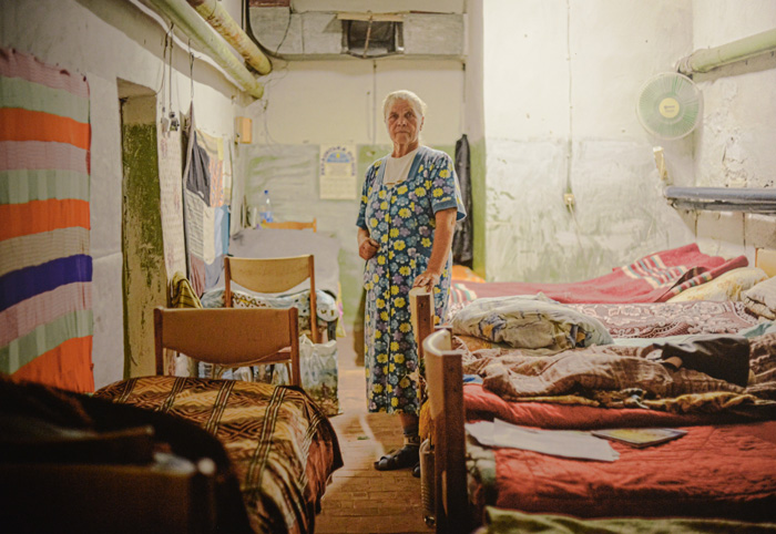 Жінка в нічному бомбосховищі. Станиця Луганська (Луганська область), 2015 рік