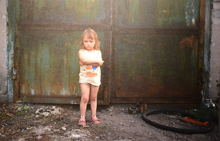Дівчинка живе з матір’ю та ВІЛ-позитивною бабусею в будинку, який один вцілів на вулиці після обстрілів. Первомайське (Донецька область), 2015 рік