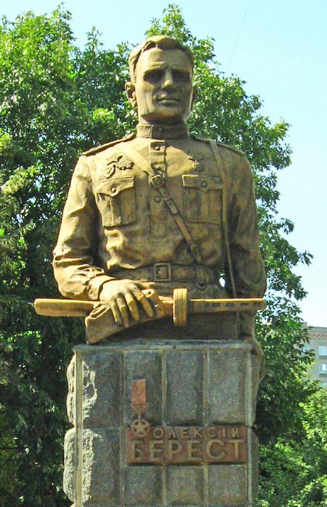Памятник Герою України Олексію Бересту в Охтирці
