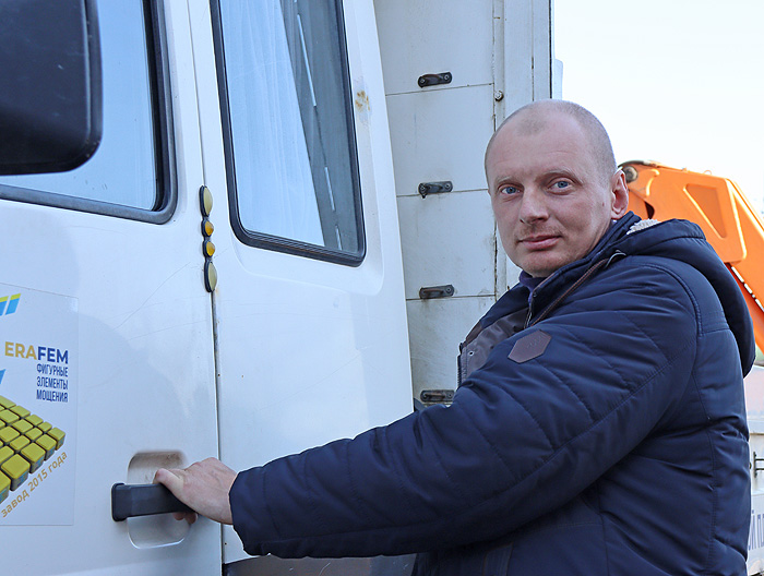 Юрій Науменко, який працює у спільноті водієм, готує машину до виконання замовлення. Фото Дениса Шестопала