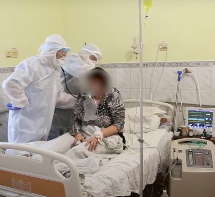 Медсестри завжди на передньому краї боротьби за життя хворих на коронавірус. Скриншот відео з сайту realno.te.ua