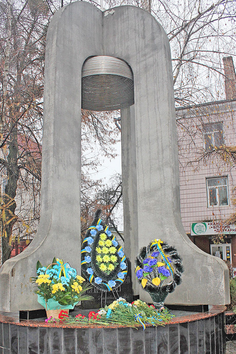Пам’ятний знак жертвам Чорнобильської катастрофи в Рівному — місце, де вклоняються тим, хто без вагань пішов у ядерний вогонь