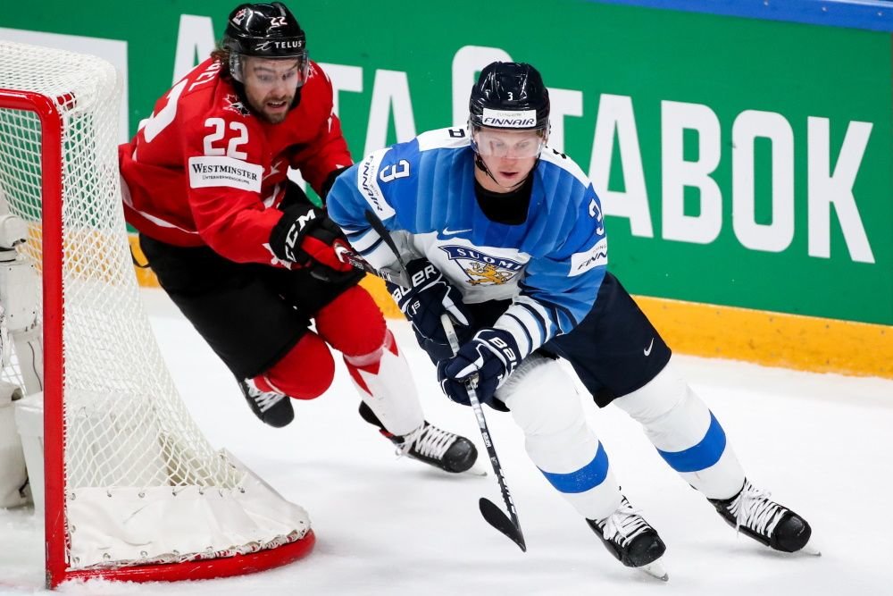 Як і два роки тому, у фіналі світового хокейного чемпіонату грали команди з Фінляндії і Канади.