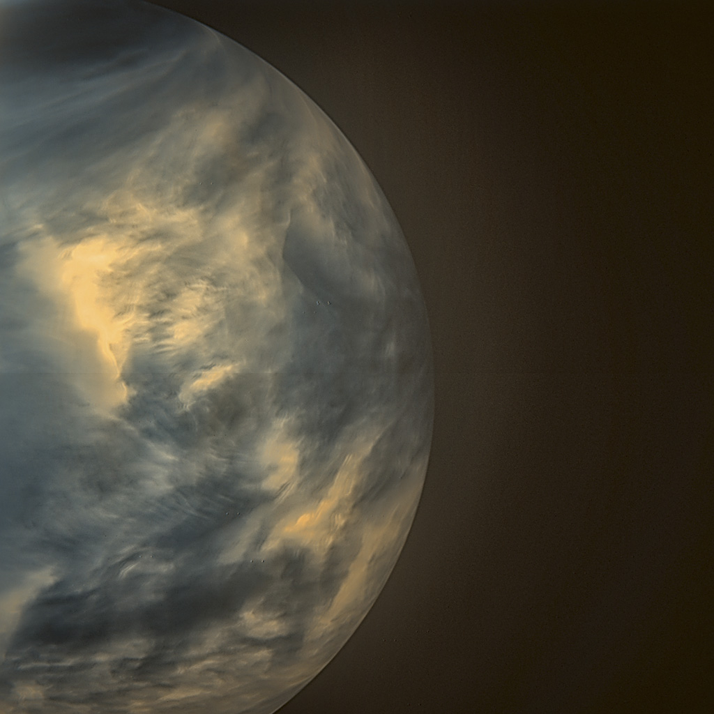 Нічний бік Венери. Знімок зроблений інфрачервоною камерою діапазону 2 мкм. Темні ділянки вказують на більш щільні хмари. Credit: JAXA / ISAS / DARTS / Damia Bouic