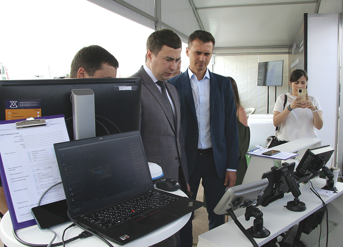 Міністр аграрної політики та продовольства України Роман Лещенко (на знімку в центрі) високо оцінив розробки вітчизняних машинобудівників