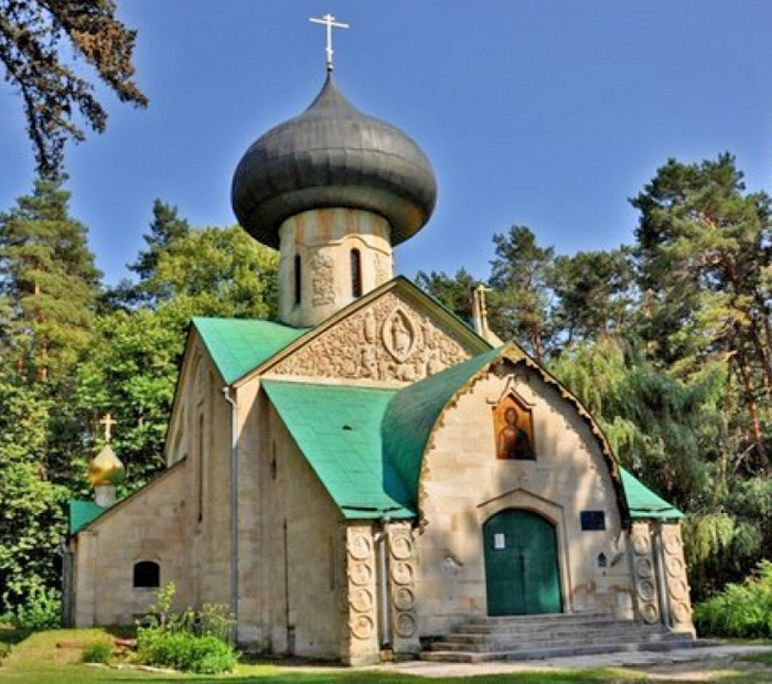 Спаський Храм розташований поблизу композиційного центру Наталіївського парку, селище Володимирівка