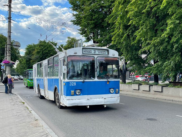 Тролейбус, обладнаний електронним пристроєм для моніторингу, прийде у визначений час. Фото з сайту chmr.gov.ua