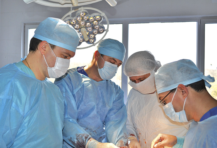 Щоб підготувати судинного хірурга самостійно виконувати складні операції, потрібно не менш як 15 років. Фото надав автор