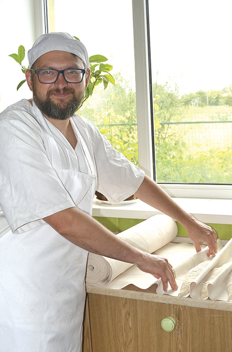 Андрій Феофілов готує хліб на заквасці. Фото Наталії КАУЗАК