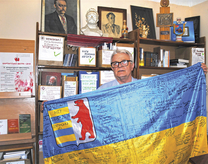 У музеї зберігається прапор зі сходу України, який подарували бійці-атовці, з автографами