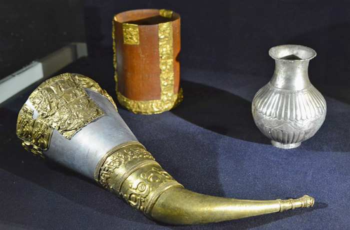 Ритон, кубок із золотим декором та срібний кубок IV—V ст. до н.е. з курганів Запорізької обл.