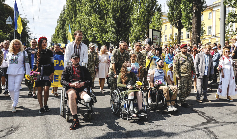 Ці люди, як ніхто, вибороли право посісти чільні місця в строю учасників урочистої ходи. Фото з сайту radiosvoboda.org