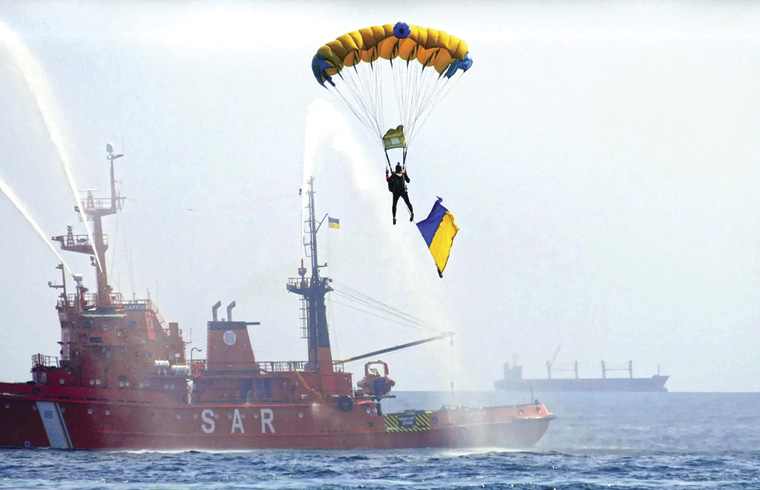 Морські спецпризначенці демонстрували одеситам дива майстерності. Фото з сайту vot-tak.tv