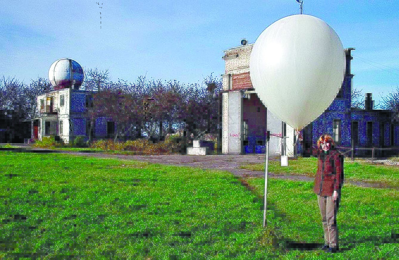 Запуск метеорологічного радіозонда на ОГМС Київ. Фото з сайту meteo.gov.ua