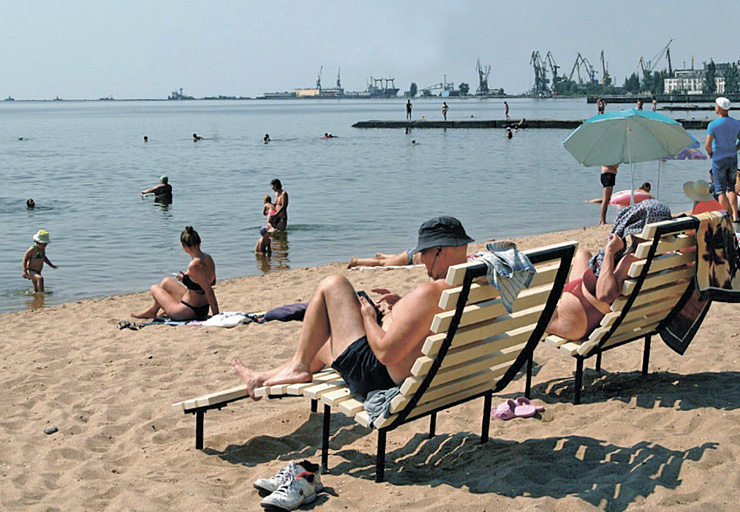 Улітку цього року щодня на пляжах Маріуполя відпочивали й оздоровлювалися понад 10 тисяч людей. Фото з сайту pr.ua