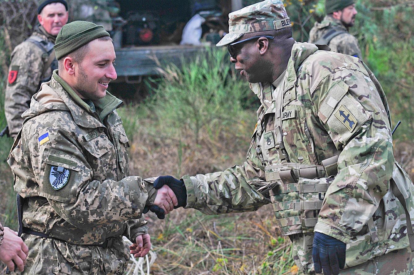 Українські та американські вояки постійно обмінюються бойовим досвідом . Фото з сайту army.mil