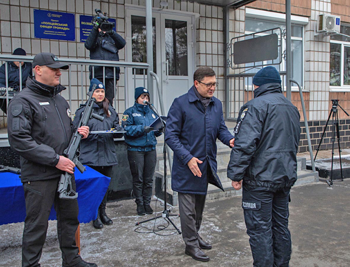 Ключі від автомобілів офіцерам вручив Маріупольський міський голова Вадим Бойченко