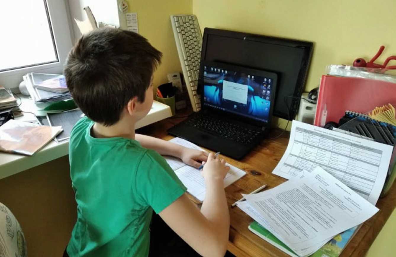 Можна на відмінно навчатися і з дому, якщо в учня є сучасний ноутбук. Фото з сайту poltava.to