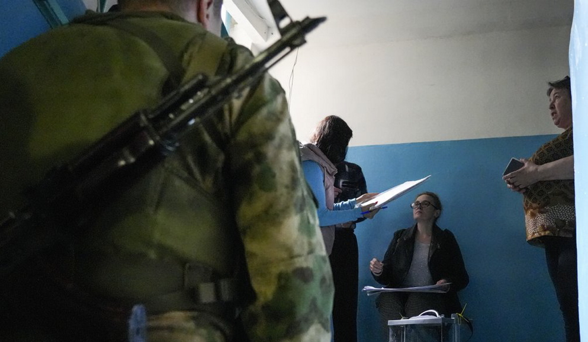 Ставити галочку звично «допомагали» озброєні окупанти. Фото з сайту suspilne.media