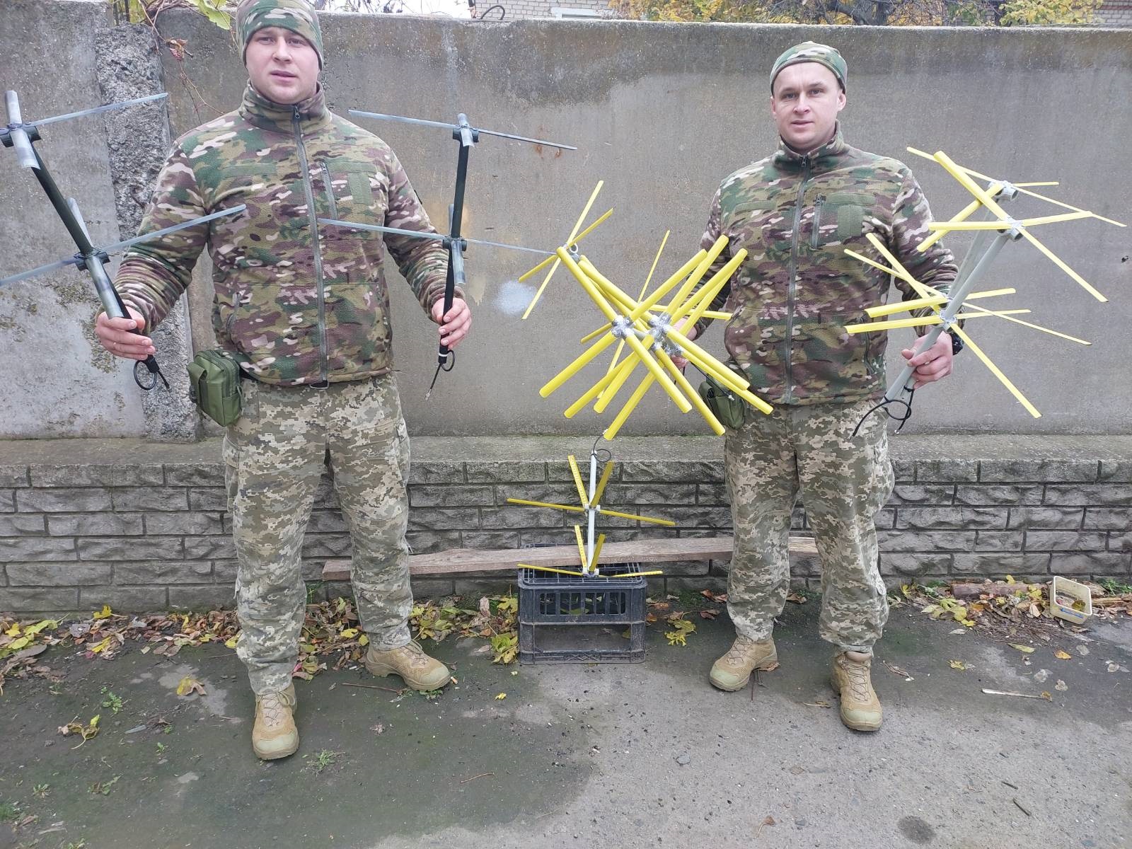 Брати-військові швидко й на високому рівні опанували виготовлення антен для американських радіостанцій. Фото надав автор