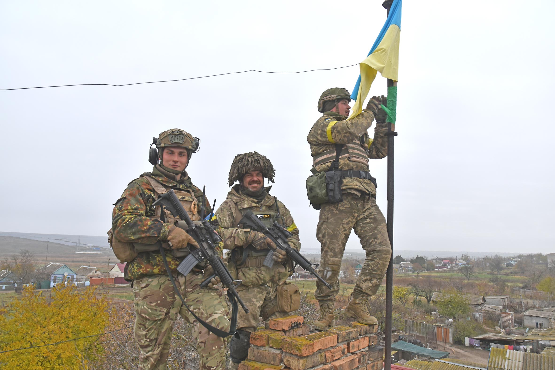 Встановлення українськими десантниками нашого прапора над визволеними населеними пунктами Херсонщини