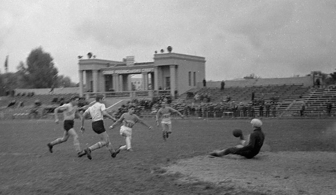 Миті першої гри на новозбудованому 65 років тому стадіоні. Фото зі сторінки в соцмережі Facebook краєзнавця Бориса Юхна