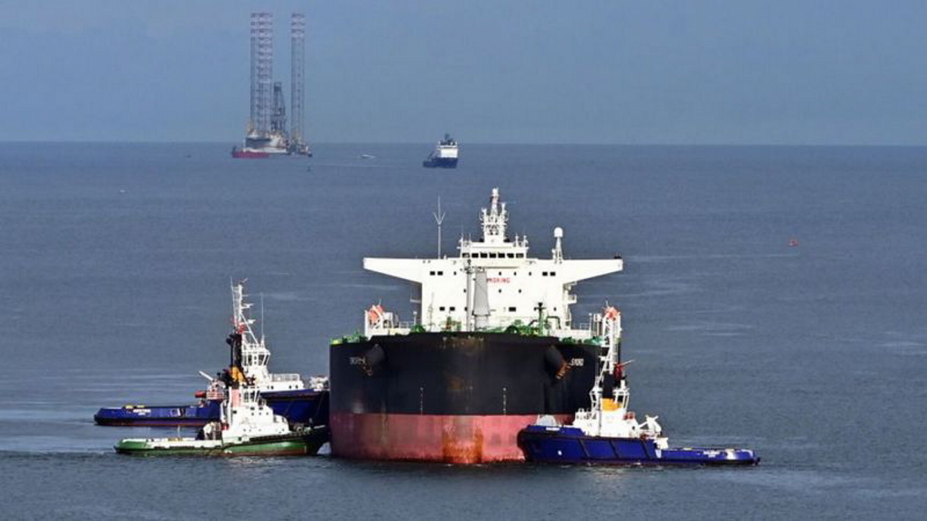 рф тепер не може перевозити свою нафту танкерами через великі коридори. Фото з сайту bbc.com