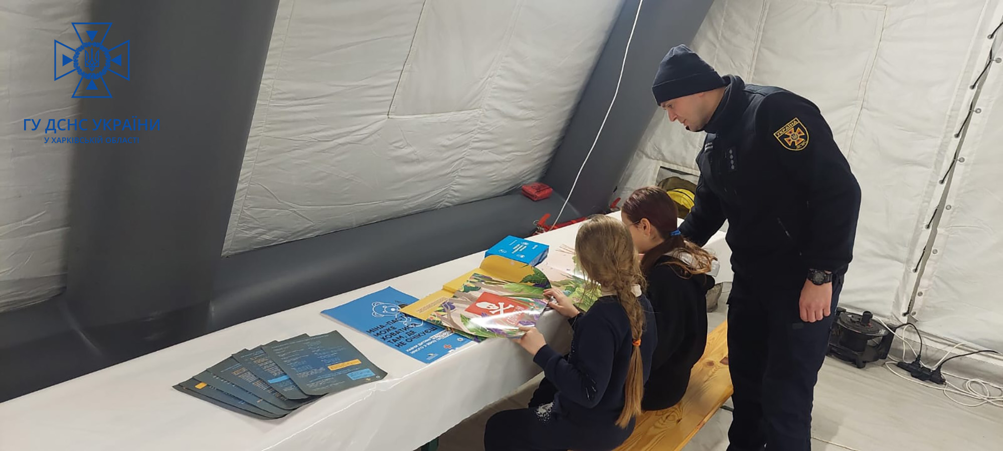 А рятувальники для дітей приготували книжки і розмальовки. Фото з сайту kharkov.comments.ua