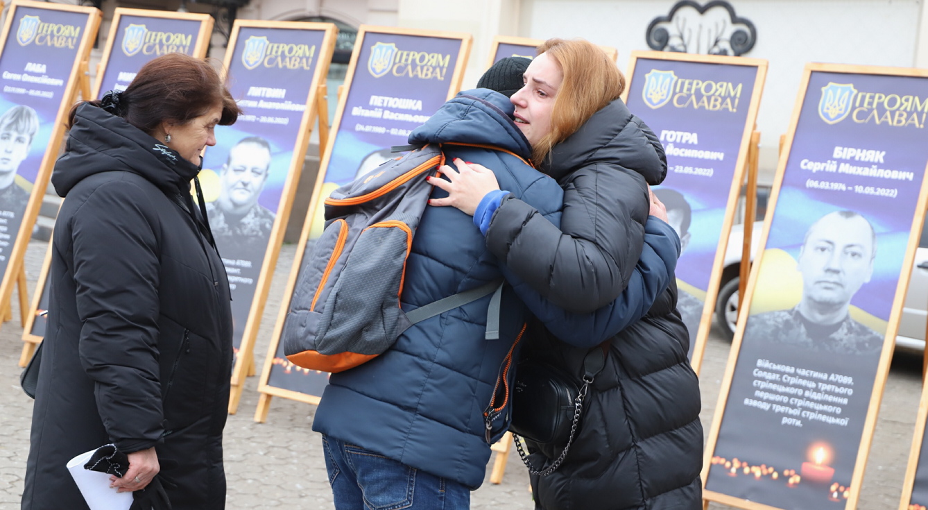 На Театральній площі люди віддавали шану загиблим, схиляючись перед їхнім подвигом. Фото із сайту Ужгородської міської ради