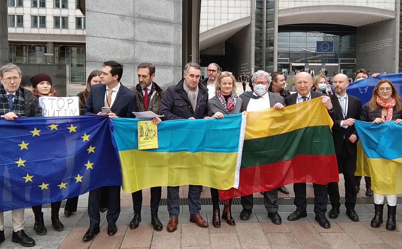 Тут можна було почути англійську, польську, грузинську, російську мови. А поряд із прапором України учасники флешмобу розгорнули прапори ЄС і Литви . Фото автора