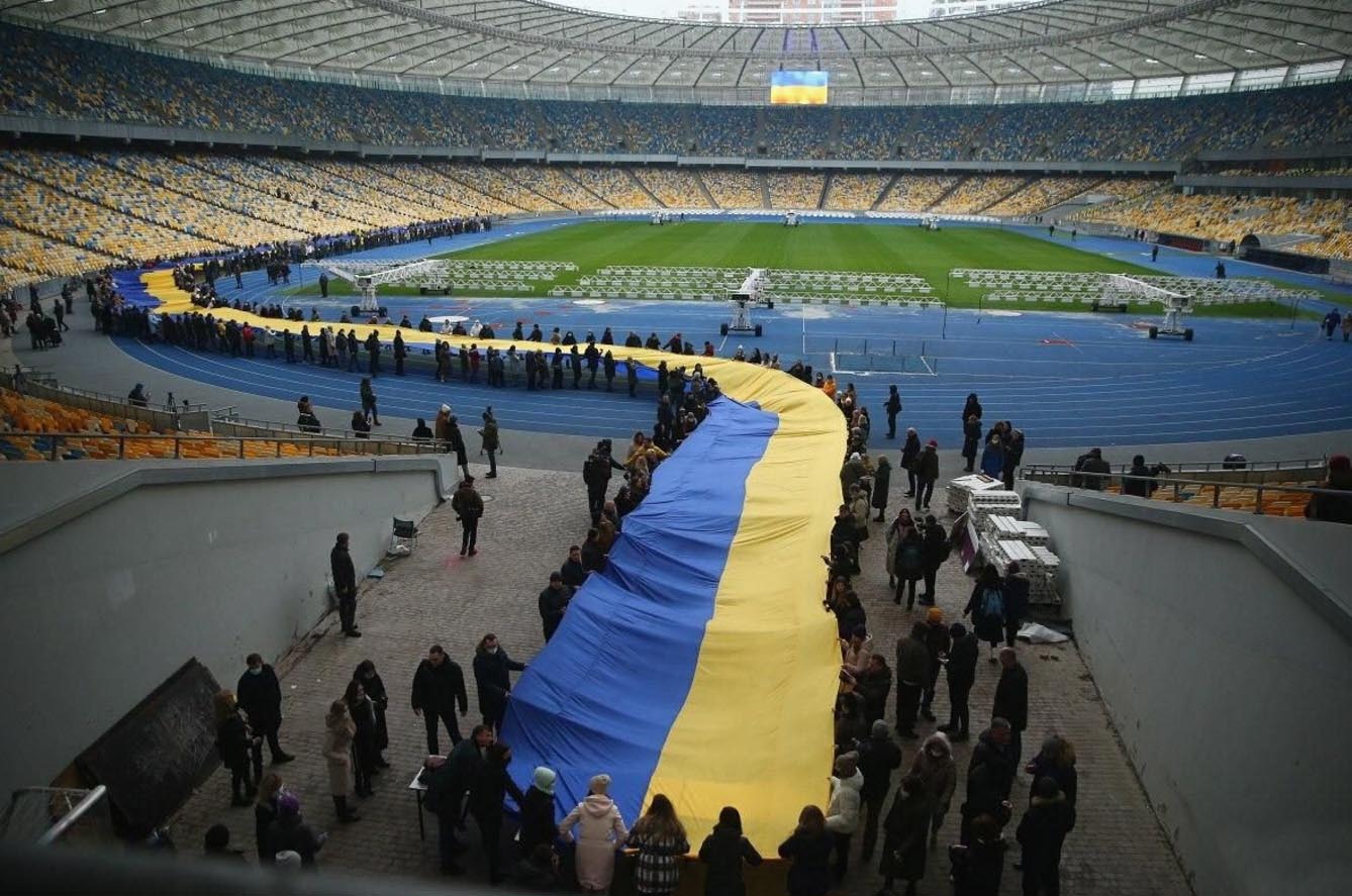 У столиці на НСК «Олімпійський» було розгорнуто найбільший національний прапор завдовжки 200 метрів. Фото з сайту unian.ua
