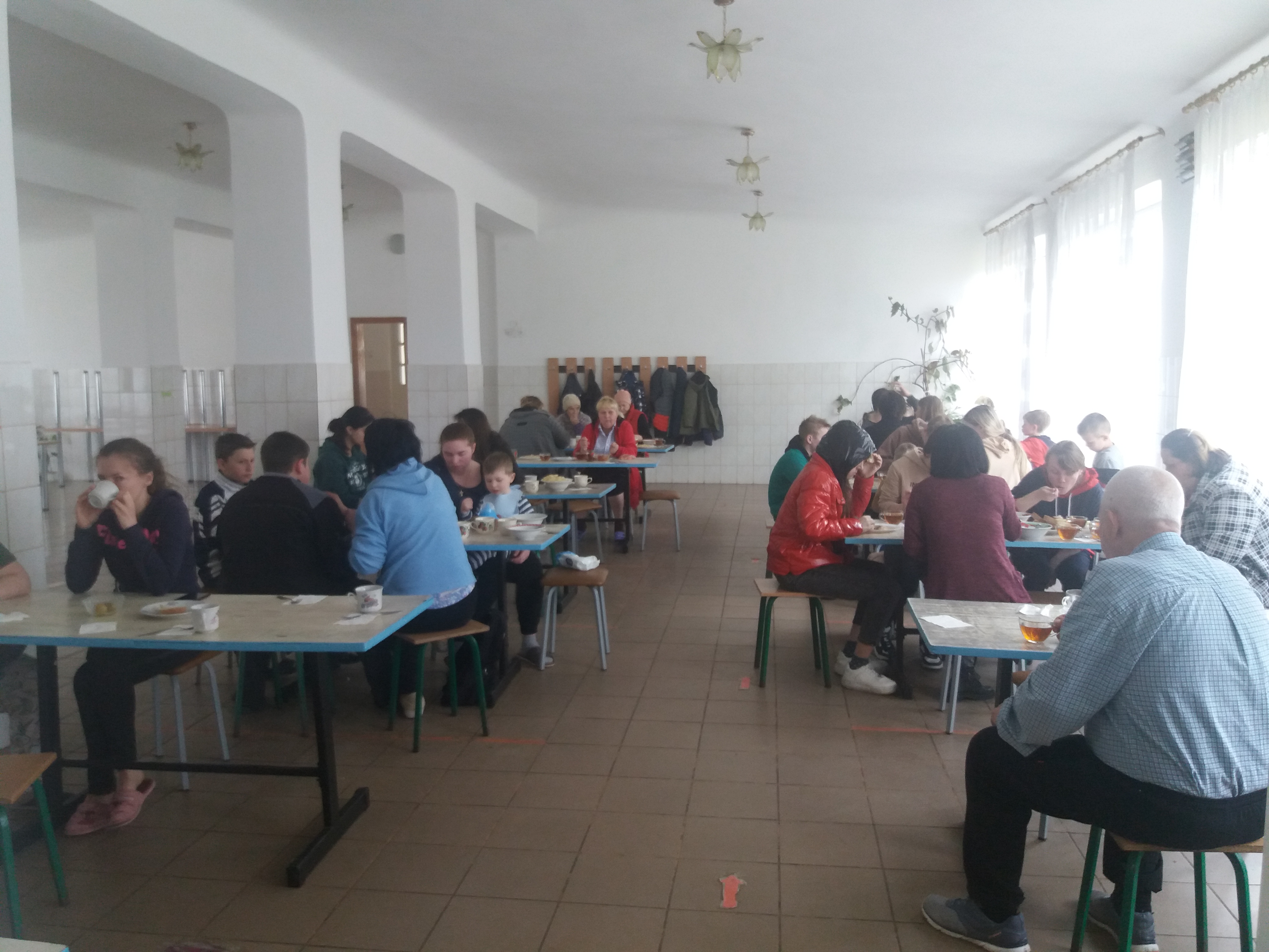 Працівники їдальні ліцею роблять усе, аби біженцям жилося смачно в Герці. Фото автора