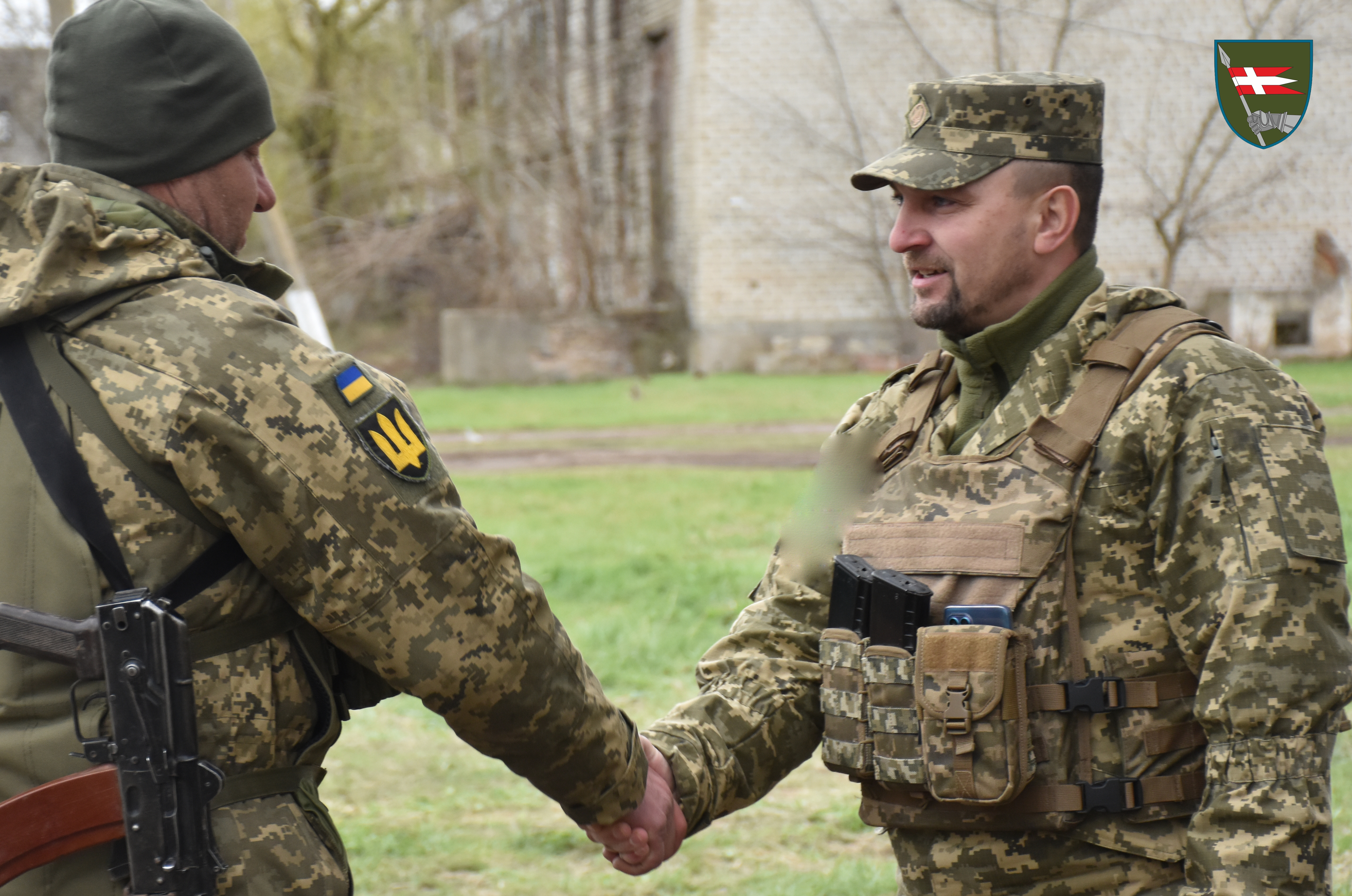 Олександр Охріменко вручає нагороду одному з воїнів