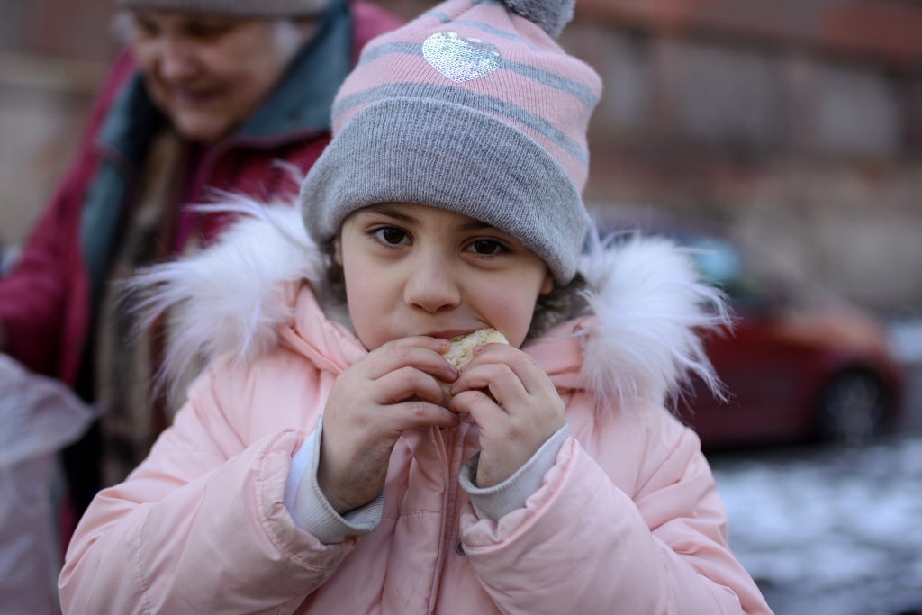 Ця маленька дівчинка на власні очі бачила найжахливіші моменти окупації. Фото Євгена СОСНОВСЬКОГО