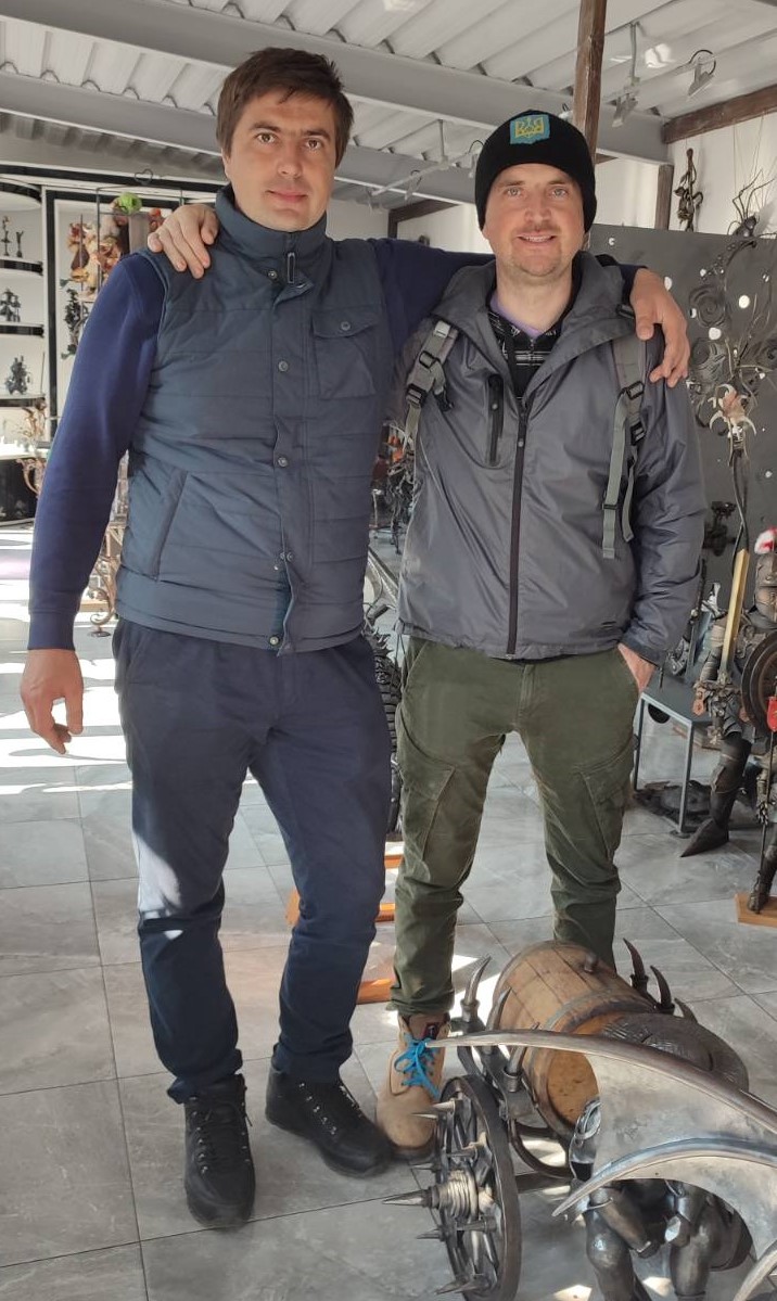 Освоївши ковальське ремесло, брати Мисюри виготовляють необхідне для наших захисникв &mdash; скоби, пластини для бронежилетів, лопатки. Фото автора