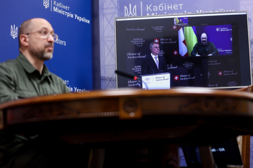 На пресконференції із Президентом Швейцарії Ігнаціо Кассісом у межах ВЕФ у Давосі Денис Шмигаль закликав брати опіку над окремими містами, регіонами та галузями України. Фото з Урядового порталу