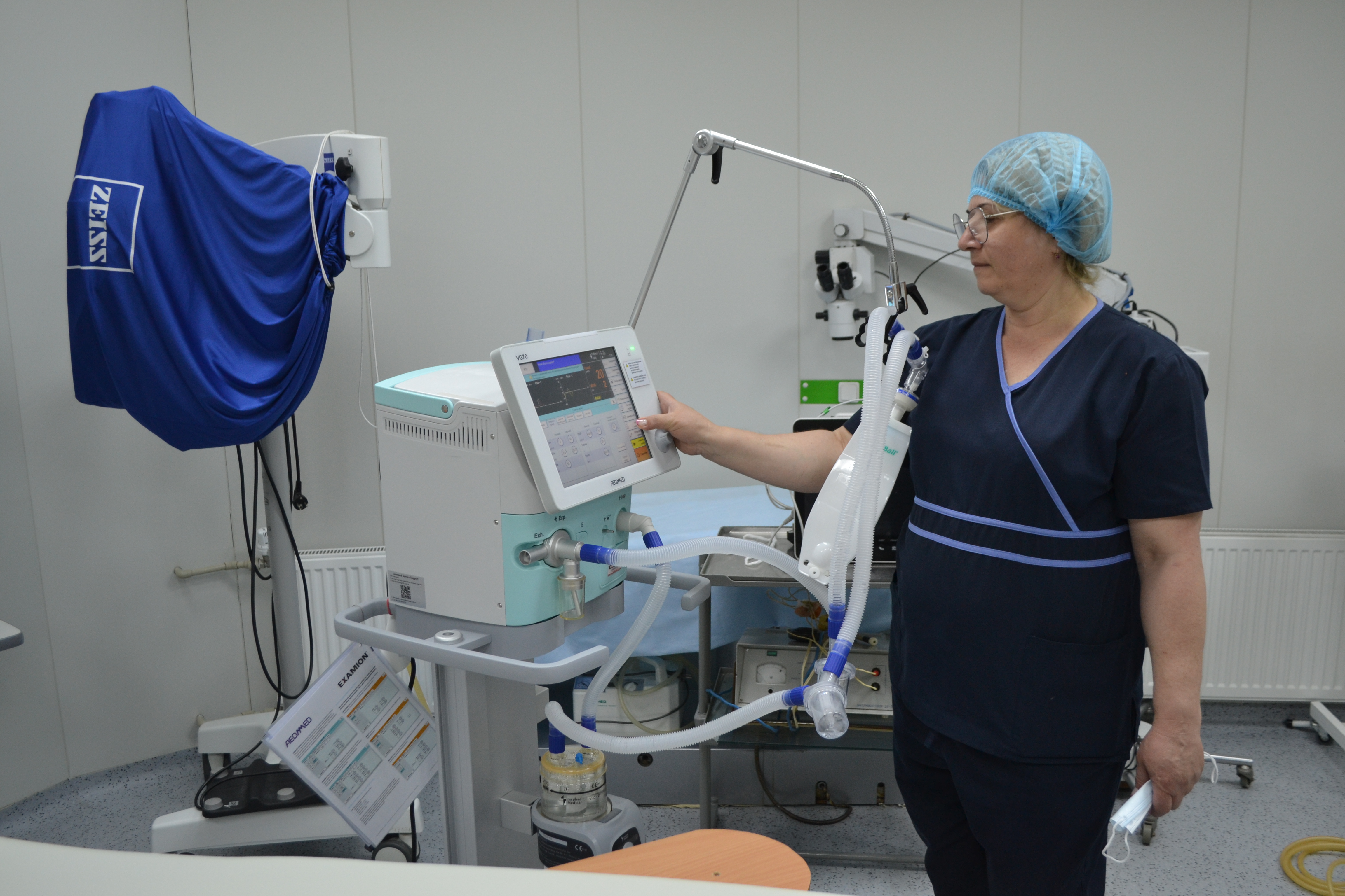 Військовослужбовці ознайомилися з умовами роботи медиків та передали їм у користування апарат штучної вентиляції легенів, медикаменти, медичні розхідники, хірургічні нитки та багато іншого, що допоможе персоналу продуктивніше лікувати. Фото надано автором