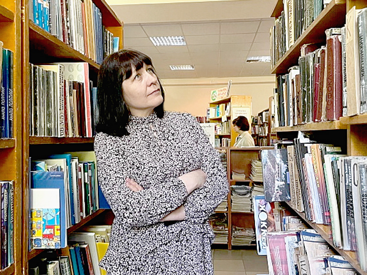 Людмила Дядик, як і її колеги, ретельно вивчає й аналізує бібліотечні фонди. Фото надав автор